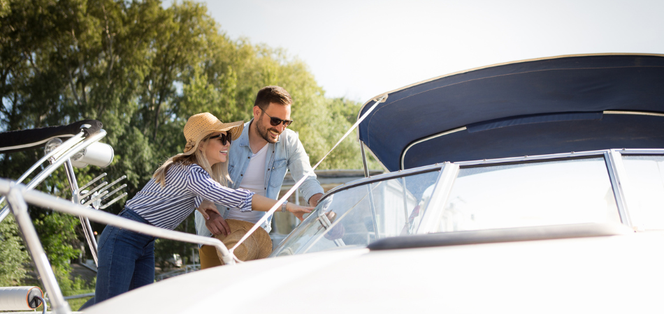 Un jeune couple souhaite acheter un bateau et s’informer sur la meilleure assurance bateau.