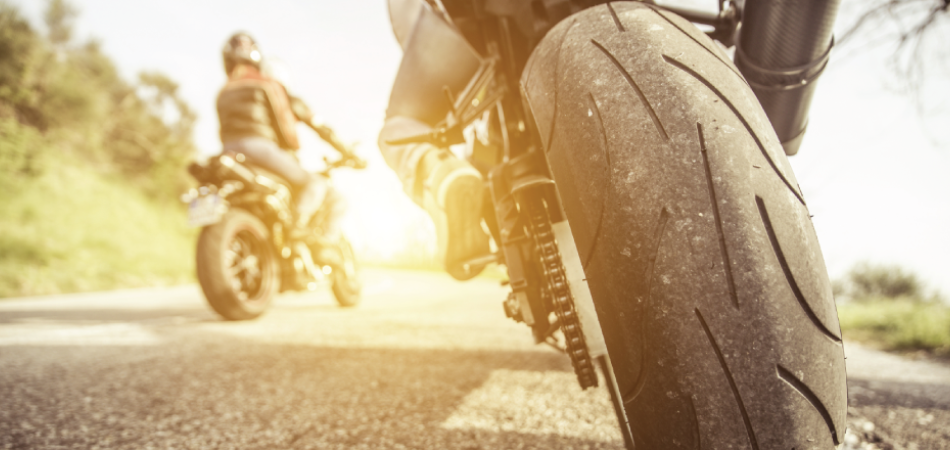 Motocycliste portant un casque et un équipement de protection pour rouler en sécurité à moto en été. 