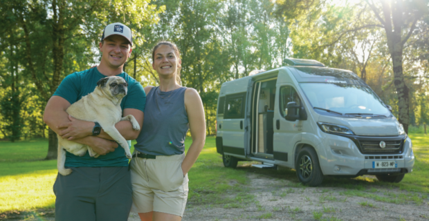 un couple avec son chien devant un VR offrant conseils nomades