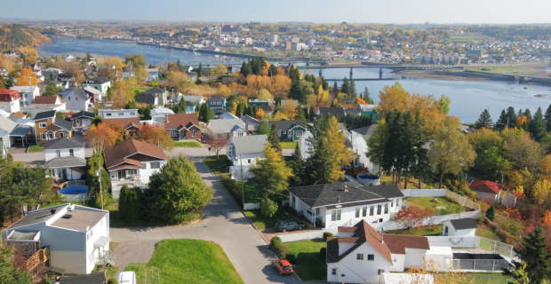 Une photo prise de haut d’une ville canadienne sur le bord de l’eau.
