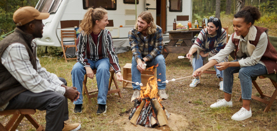Des campeurs en VR s’installent sur un terrain de camping en respectant les règles de bonne conduite, avec des caravanes garées dans les emplacements désignés.  