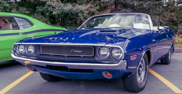 Une Dodge Challenger décapotable bleue de 1970 l’exposition à Memory Lane en Nouvelle-Écosse.