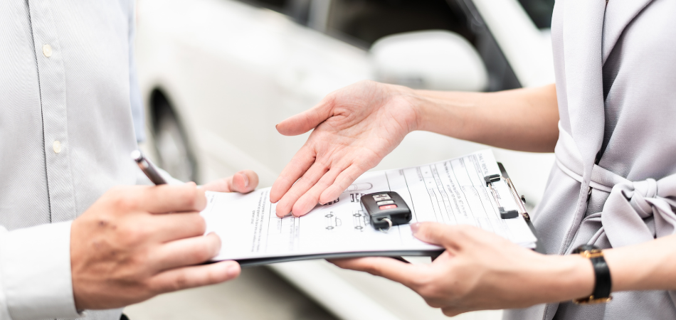 Un nouveau conducteur consultant des informations sur l’assurance automobile avant de prendre le volant d’un véhicule.  