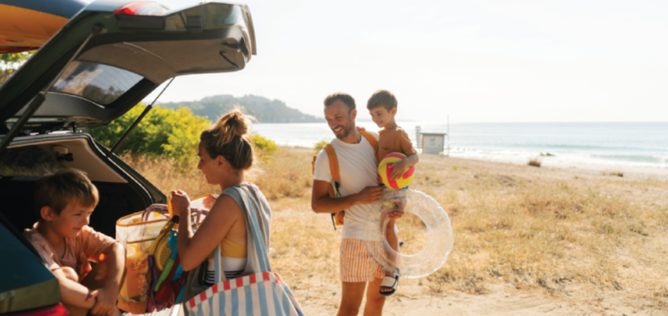 une famille se rend à la plage