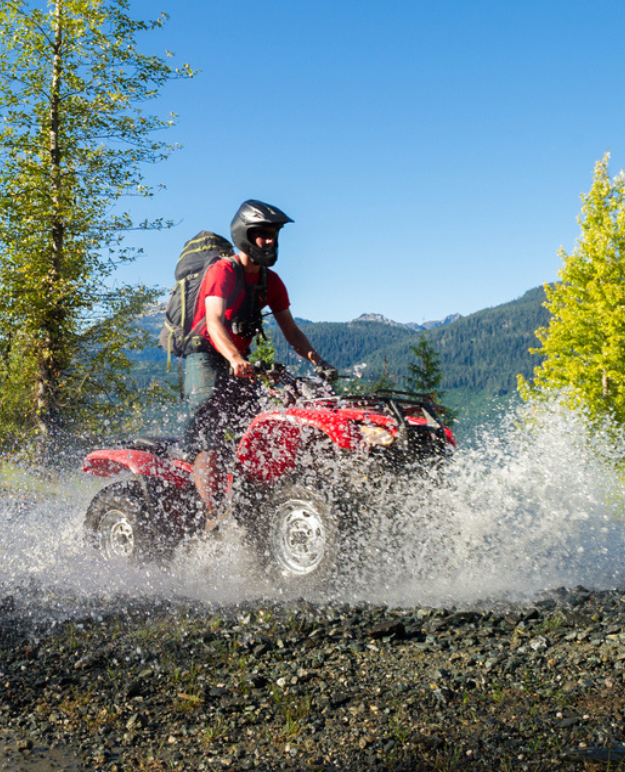 Un motard fait sensation au volant de son quatre-roues dans une flaque d'eau.