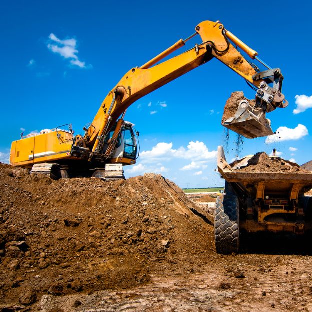 Matériel de construction lourd creusant un chantier de construction.