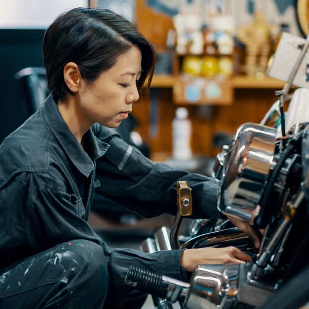Un mécanicien travaillant sur un vélo dans son atelier.