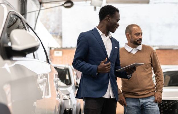 Deux hommes inspectent leur flotte commerciale.