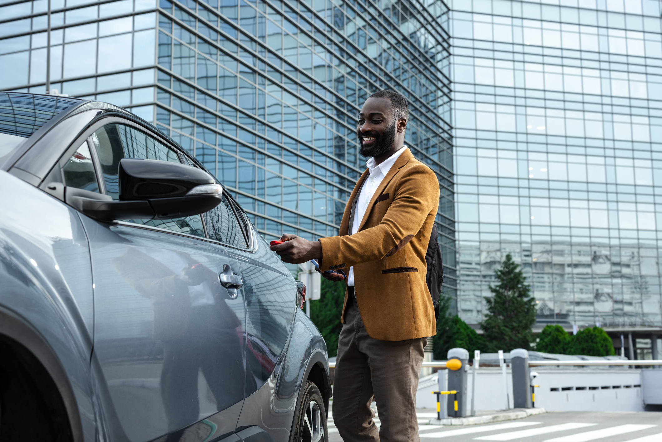 Homme déverrouillant un véhicule dans une rue de la ville. 