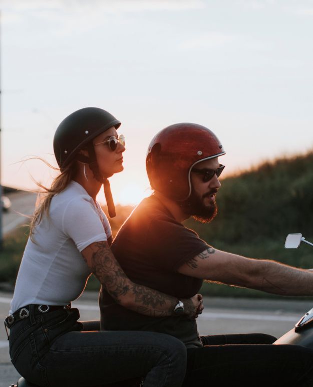 Un homme et une femme à bord d'un croiseur, le soleil se couchant derrière eux.