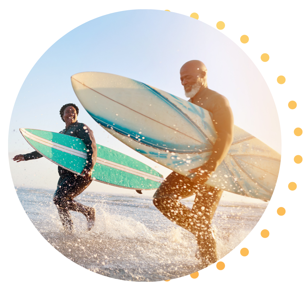 Un couple noir au début de la cinquantaine courant dans les vagues, portant des planches de surf sous le bras.