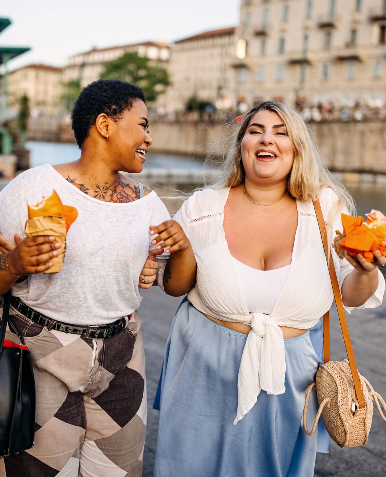 Deux amis se promènent le long du canal, riant et dégustant des spécialités locales pendant leurs vacances.