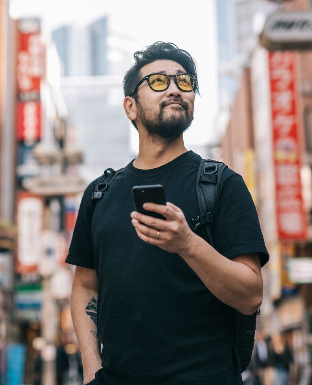 Un homme asiatique d'une vingtaine d'années admire l'architecture pendant ses vacances.