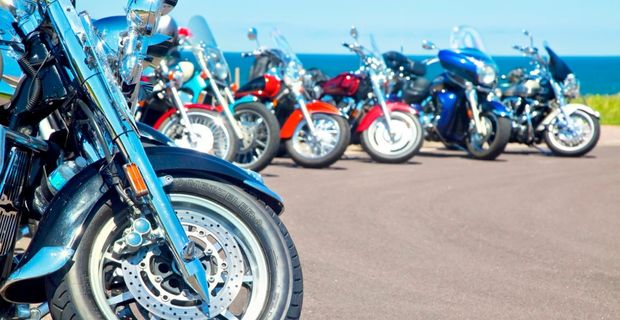 Motos alignées sur la chaussée par une journée ensoleillée.