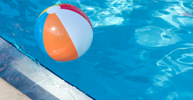 Ballon de plage flottant au-dessus de l’eau dans une piscine.