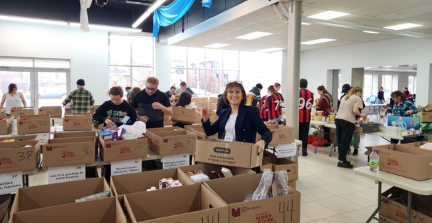 Des membres de l’équipe de Drummondville participent à la Guignolée, qui est la collecte de denrées alimentaires annuelle du temps des Fêtes de la communauté