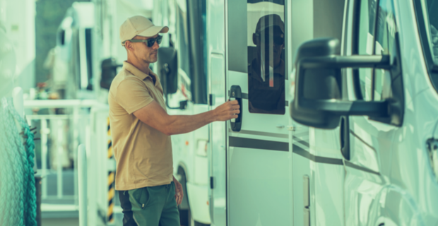 Homme en train de magasiner un VR.