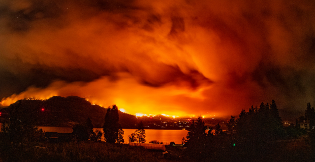 Un feu de forêt brûle près d’une zone résidentielle dans la vallée de l’Okanagan, en Colombie-Britannique.